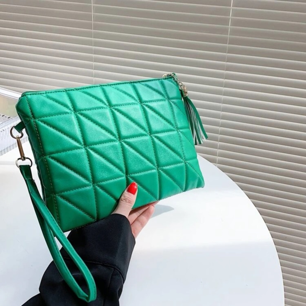 NWT Goregous Green Triangular Quilted Tassel Zipper Faux Leather Wristlet Bag - Picture 2 of 8